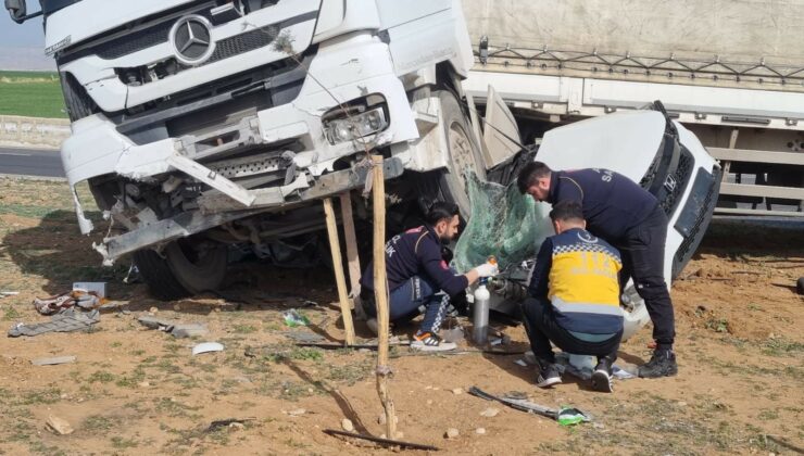 Mardin’de tırın altında feci kaza: Ölü ve yaralılar var