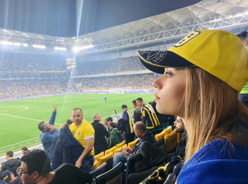 Afra Saraçoğlu’ndan Fenerbahçe’ye destek