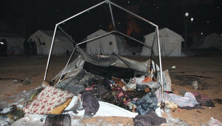 Kahramanmaraş’ta korkutan yangın: Elektrikli soba 8 çadırı küle çevirdi